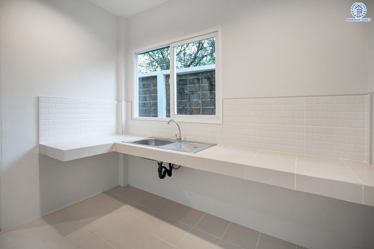 บ้านมือสองตกแต่งใหม่ โครงการ คาซ่าแกรนด์ รัตนาธิเบศร์-ราชพฤกษ์ หลังมุม บ้านเดี่ยวจากแบรนด์ Q.House เนื้อที่ 87.5 ตร.ว. ฟังก์ชัน 3 ห้องนอน 3 ห้องน้ำ จอดรถได้ถึง 4 คัน พร้อม Facilities ครบครัน บนทำเลเดินทางสะดวก ติดถนนราชพฤกษ์ ใกล้เซ็นทรัลเวสต์เกต และรถไฟฟ้าสายสีม่วง "สถานีบางรักใหญ่"